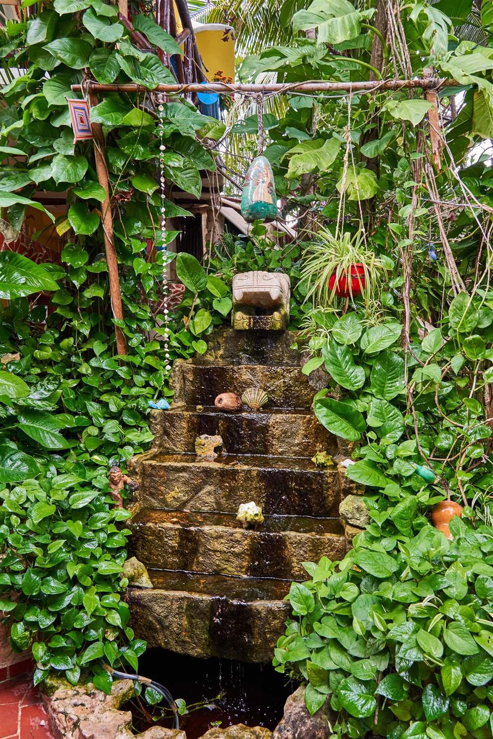 Maison Tulum: stone fountain surrounded by plants